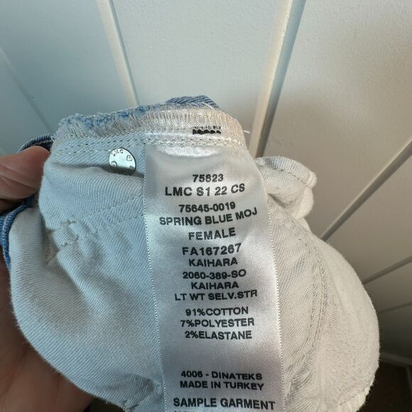 Levis Wedgie Fit Ankle Jeans Women 26 Measure 28x23 White Oak Cone Denim Raw Hem - Picture 10 of 11